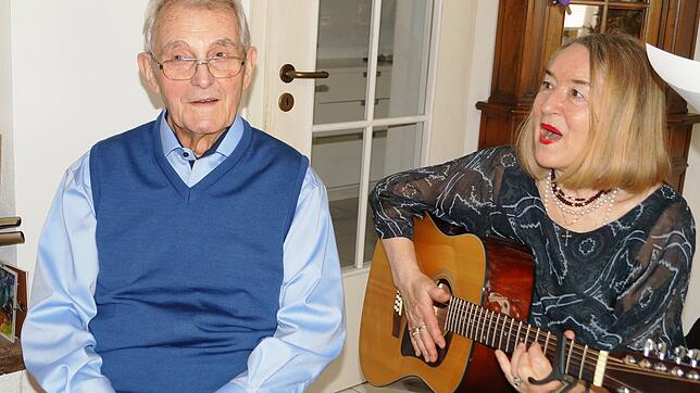 Dodo Wartmann greift beim runden Geburtstag ihres Stiefvaters zur Gitarre und singt ihm ein Ständchen.