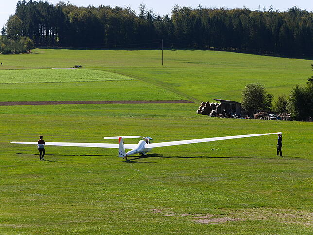 Die Janus Ce wird von der Flugzeughalle zum Startplatz geschoben. Wenn die Segelflugzeuge aus der Halle oder vom Lande- zum Startplatz ...