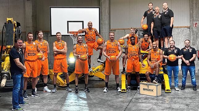 Diese Mannschaft soll mindestens die Playoffs erreichen. Von links: Teambetreuer Nenad Bogdanovic, Rytis Pipiras, Robin Jorch, Felix ...