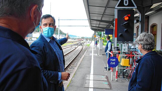 Ronald Heil, Projektleiter der Deutschen Bahn für die Elektrifizierung der Hochrhein-Strecke, informierte die Mitglieder des ...