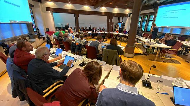Eine Sitzung des Konstanzer Gemeinderats im Ratssaal des Rathauses. Die Bürger vertrauen den Gremien vor Ort.
