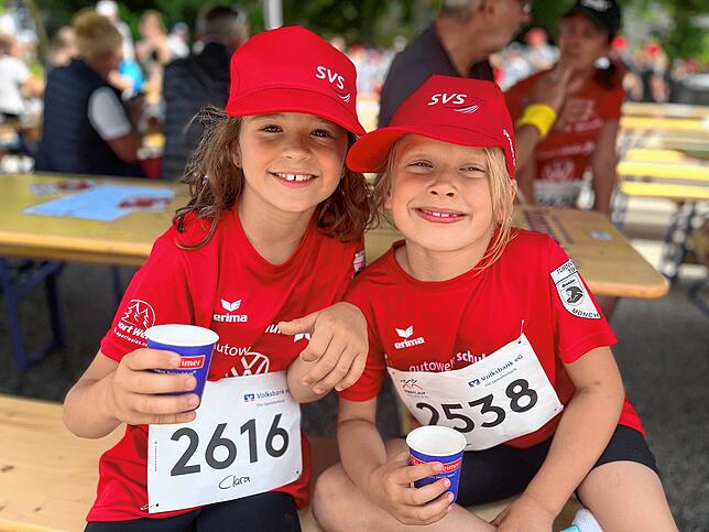 Clara und Ella wissen, dass es beim Laufen darauf ankommt, genügend zu trinken. Beim Villinger Stadtlauf greifen sie deshalb zu den ...