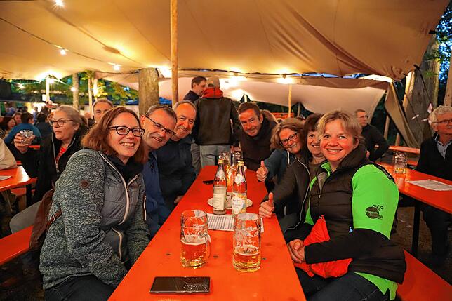 Bild 12: Gute Stimmung trotz schlechtem Wetter auf dem Ostracher Eichbühlfest