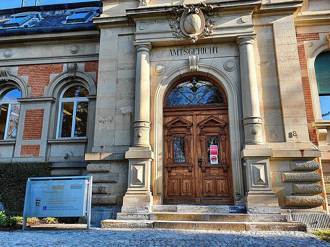 Das Amtsgericht in Überlingen. Dort fand am Donnerstag eine lautstarke Verhandlung wegen Diebstahl und Beleidigung statt.