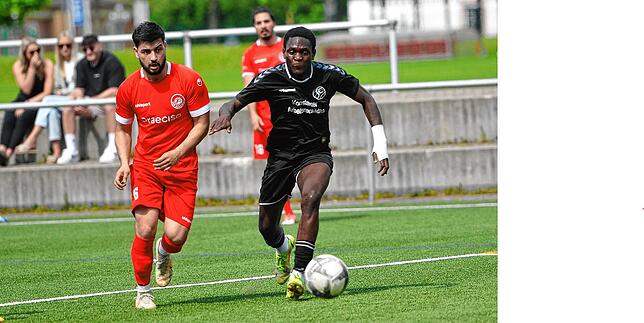 Ioannis Tryfon schaut dem Ball hinterher nachdem Lewis Antebe (rechts) ihn nicht mehr am Schuss hindern konnte.