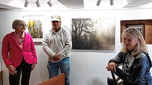 Museumsleiterin Elke Schön schaut sich mit den ausstellenden Künstlern Renato Sina und Elke Waldmann die Winterausstellung in der ...