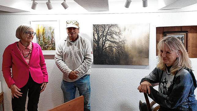 Museumsleiterin Elke Schön schaut sich mit den ausstellenden Künstlern Renato Sina und Elke Waldmann die Winterausstellung in der ...