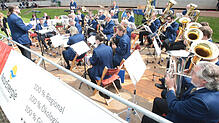 Garantiert regional und ökologisch: Die Aufener Musik spielt am Rand des Springparcours.