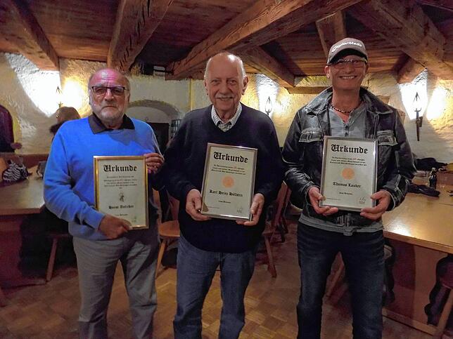 Die Narrenzunft Bad Säckingen ehrte für langjährige Mitgliedschaft (von links) Horst Antlicker für 65 Jahre, Karl Heinz Höllstin und ...