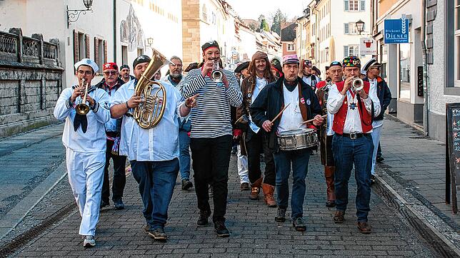 Unter der musikalischen Leitung von Matthias Wigger (Zweiter von rechts) ging es im Fußmarsch zum Mittagessen ins Galgenhölzle.