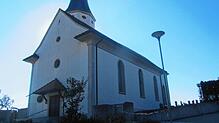 Wegen des Schadens am Dach, den der Sturm verursachte, ist Mauenheims Kirche derzeit geschlossen. Bild: Franz Dreyer