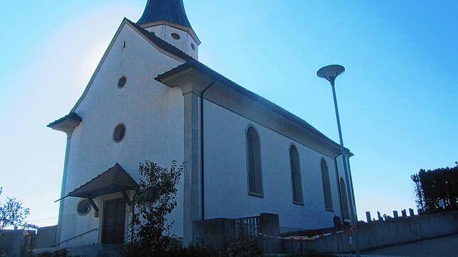 Wegen des Schadens am Dach, den der Sturm verursachte, ist Mauenheims Kirche derzeit geschlossen. Bild: Franz Dreyer