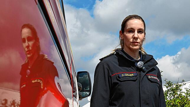 Kreisbrandmeisterin Charlotte Ziller steht neben einem Einsatzfahrzeug. Sie war am Abend eines Zugunglücks bei Riedlingen vor Ort.