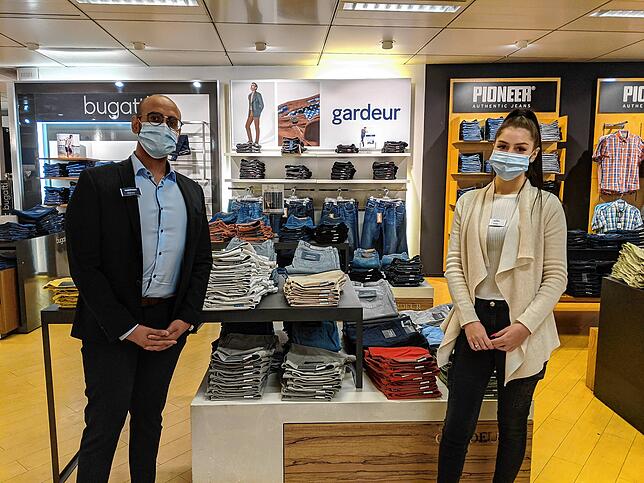 Amit Mahato, Geschäftsführer der Singener Galeria-Karstadt-Filiale, und Auszubildende Alyssa Schäfer sind bestens auf ihre Kunden ...