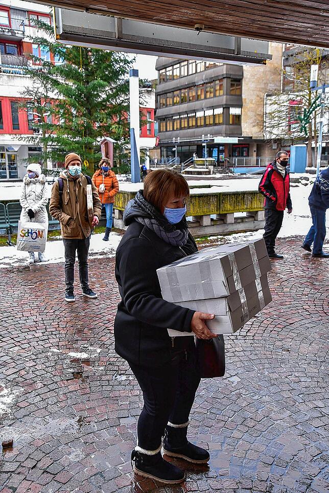 Bild aus der Vergangenheit. Lange Warteschlange in der Kälte vor der Post am Marktplatz.