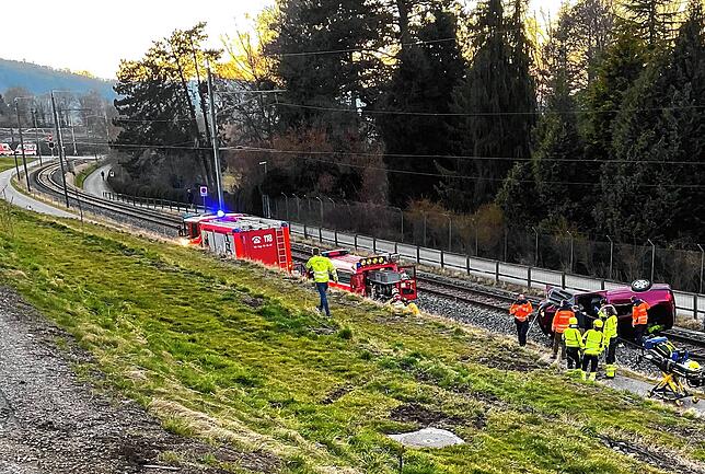 Bei einem Selbstunfall am Montagabend in Mammern kam ein Auto auf dem Bahngeleise zum Stillstand.