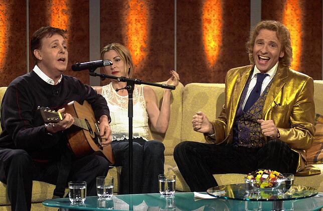 Thomas Gottschalk (rechts) singt begeistert mit, als Paul McCartney in der ZDF-Show sein Können unter Beweis stellt. Auch McCartneys ...