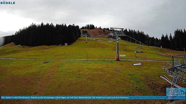 Wo in der ersten Januarwoche eigentlich Skikurse stattfinden sollten, zeigt sich auf der Webcam nur grüne Wiese. Der Lanklift am Bödele ...