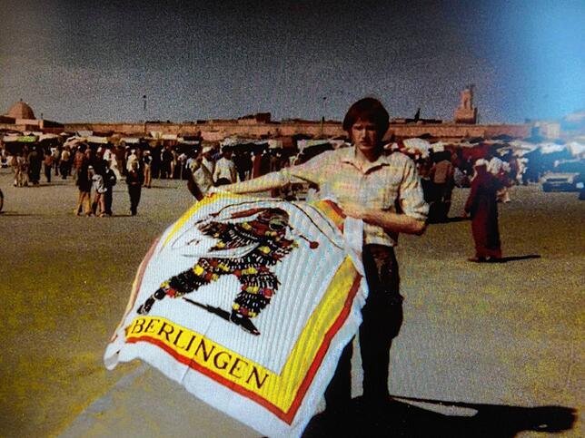 Keiner im Jahr 1978 auf dem Platz der Gehängten in Marrakesch (Marokko) mit der Flagge der Narrenzunft Überlingen.