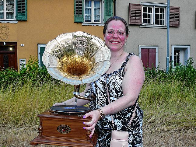 Linda Lenz hat ein Grammofon gekauft. Sie freut sich auf das neue Stück in ihrer Wohnung und aufs Musikhören.
