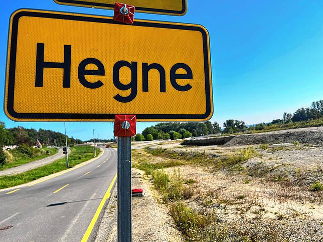 Bei Hegne erstreckt sich neben der provisorischen Fahrbahn für die B33 eine Kraterlandschaft. Auf der Straßenbaustelle ruhen die ...