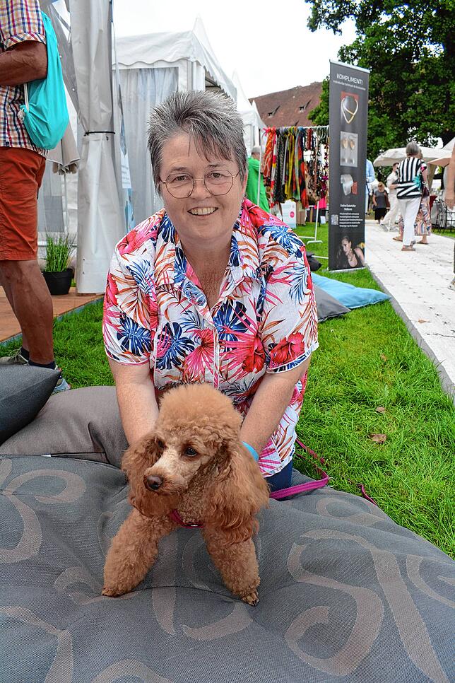 Silvia Göres aus Bad Saulgau mit ihrer Pudeldame Tessa, die sich seit einem Jahr auf so einer Hundematte wohl fühlt, wie sie Constanze ...