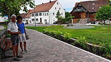 Ortsvorsteherin Marianne Buchmüller und Wolfgang Schilke, der seit Jahren für Verschönerungen von Einrichtungen im Dorf sorgt, auf dem ...