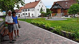 Ortsvorsteherin Marianne Buchmüller und Wolfgang Schilke, der seit Jahren für Verschönerungen von Einrichtungen im Dorf sorgt, auf dem ...