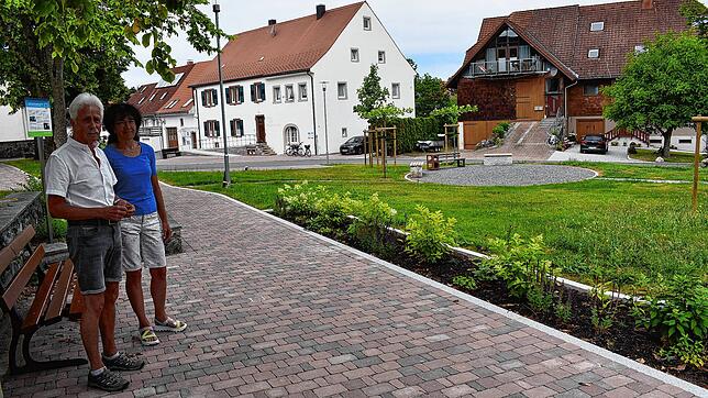 Ortsvorsteherin Marianne Buchmüller und Wolfgang Schilke, der seit Jahren für Verschönerungen von Einrichtungen im Dorf sorgt, auf dem ...