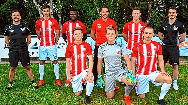 Die Neuzugänge des FC Pfaffenweiler (hinten von links): Timmy Pfaff (Athletiktrainer), Nico Anders (FSV-Schwenningen A-Jugend), Jallow ...