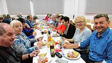 Zum Abschluss gibt es beim Seniorennachmittag einen Wurstsalat. Bild: Karl Mägerle