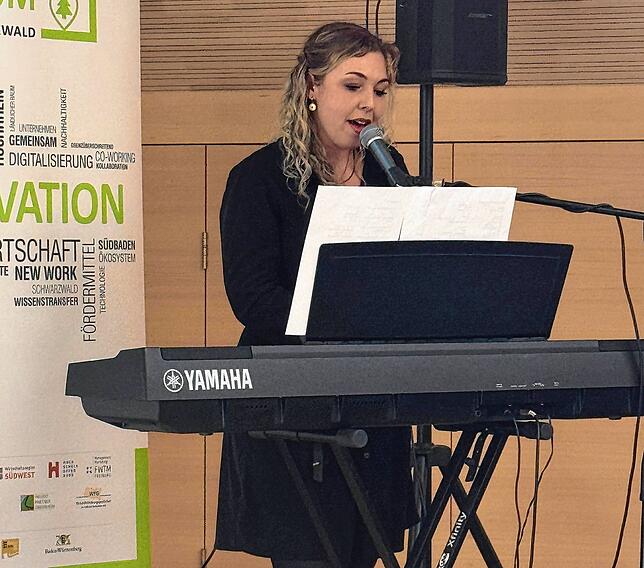 Sängerin Sabrina Jehle umrahmte den Festakt mit schönen Songs und starker Stimme.