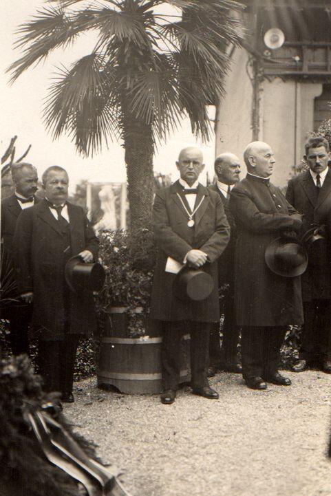 Bürgermeister Alois Häffner (Mitte, mit Amtskette) bei der Trauerfeier für Mary Elizabeth Codman. Rechts neben Häffner Stadtpfarrer ...