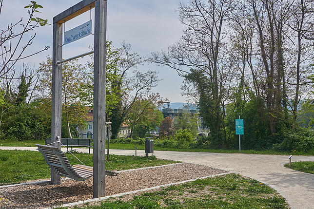Grenzach-Wyhlen: Auf der Liegeschaukel kann man den Blick auf das Kraftwerk und den Rhein genießen. Umgeben ist der Sitzplatz von einem ...