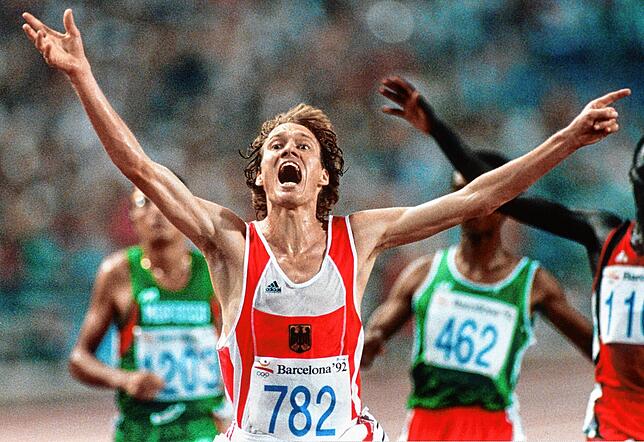 Dieter Baumann im Ziel des Finallaufes über 5000 Meter über den Olympiasieg bei den Olympischen Sommerspielen 1992 in Barcelona. An ...