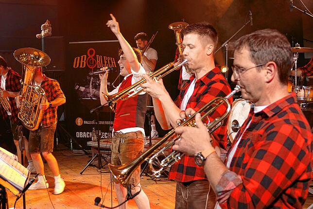 Bild 9: Bergfest in Fürstenberg: Ob8Blech bringt am Samstag die Besucher in Stimmung