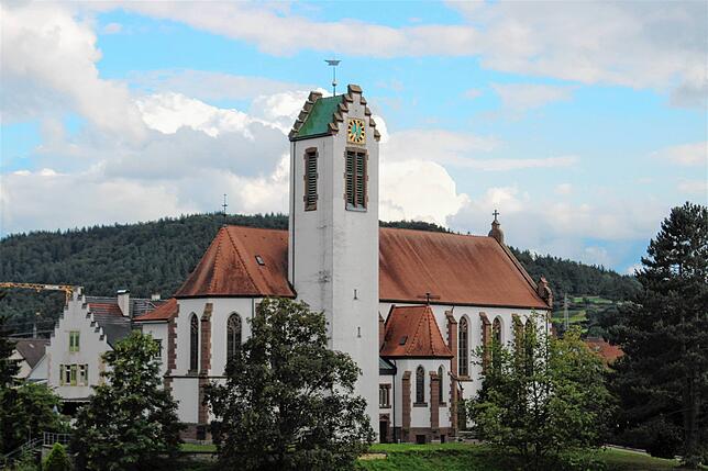 Die Orsinger Kirche St. Peter und Paul befindet sich mitten im Ort. Ihr Turm ist weithin sichtbar.