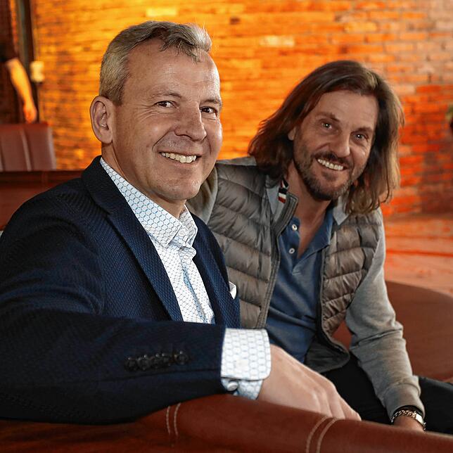 Lago-Centermanager Peter Herrmann (links) und Heiner Raschhofer, Inhaber der Soulkitchen Group (rechts), im neuen Burger-Lokal.