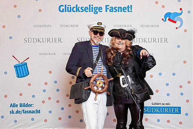 Bild 16: Bilder der SWR-Fasnacht im Konzil: Strahlende Narren vor der SÜDKURIER-VIP-Wand