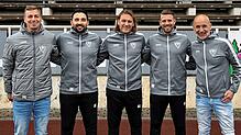 Verlängert: Beim SV Weil freuen sich Beirat Sport Jens Vogtsberger (links) und Sportchef Perseus Knab (rechts) über die Zusagen von ...