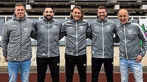 Verlängert: Beim SV Weil freuen sich Beirat Sport Jens Vogtsberger (links) und Sportchef Perseus Knab (rechts) über die Zusagen von ...