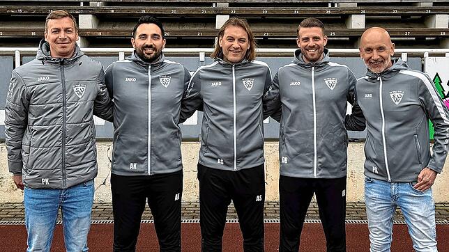 Verlängert: Beim SV Weil freuen sich Beirat Sport Jens Vogtsberger (links) und Sportchef Perseus Knab (rechts) über die Zusagen von ...