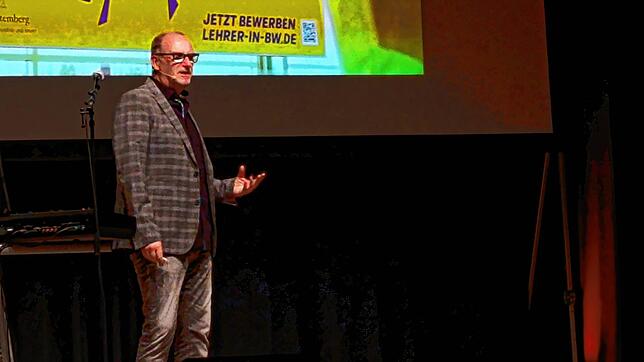 Der Sprachakrobat und multiple Stimmenimitator Andreas Müller stichelte in gewohnter Manier gegen alles, was Rang und Namen hatte. ...