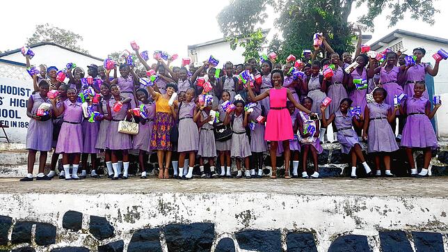 Am 28. Mai, dem Tag der Menstruationshygiene, klärt die Organisation Girlz Empowered und Diaka Koroma (rosa Kleid) über den weiblichen ...