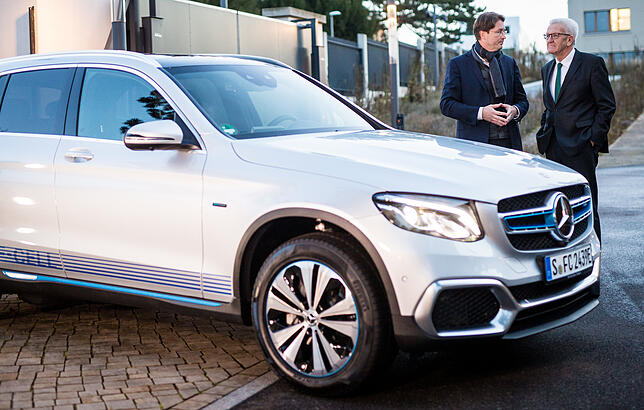 Ein Vorstandsmitglied der Daimler AG und verantwortlich für Konzernforschung und Mercedes-Benz Cars Entwicklung, übergibt Winfried ...