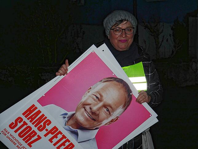 Bild 4: Wer zuerst kommt, klebt zuerst: Eine Nacht unter Wahlkampfhelfern