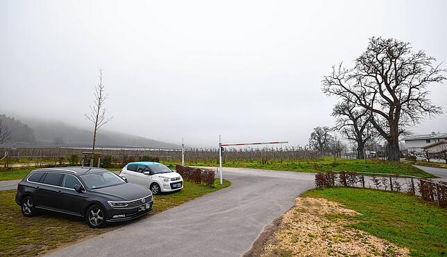 Wo im Hintergrund noch ein landwirtschaftliches Gebiet ist, soll der Weilerkapellen-Parkplatz ortsauswärts erweitert werden. Dieses Bild ...