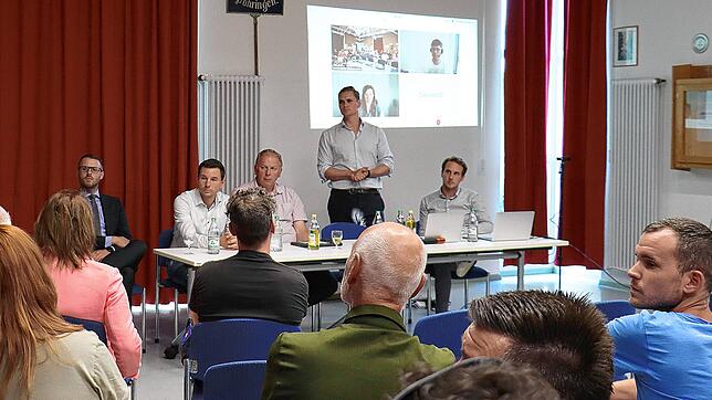 Bei der Bürgerfragestunde zum Thema Mobilfunk standen Experten bezüglich des geplanten 5G-Funkmasten in Böhringen Rede und Antwort (von ...