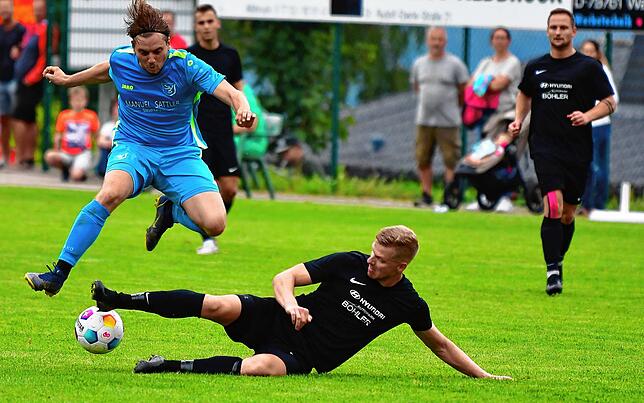 Entfesselt: Tim Birkenheier (links, gegen Alexander Rebis) legte mit seinen zwei Toren vor der Pause die Basis zum 6:1-Sieg des SV Buch ...