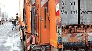Ein Mann ist in Schramberg auf ein Müllauto aufgefahren. (Symbolbild)